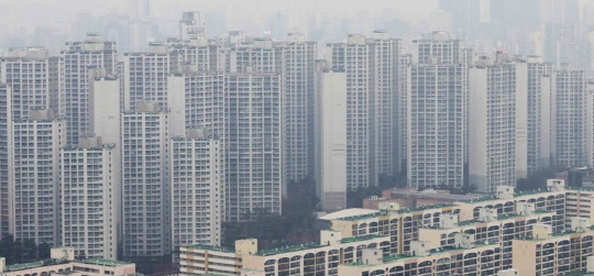 설 연휴 이후 강남권 매매 시장에 관망세가 짙어졌다. 매도호가가 1억원 이상 떨어진 급매물이 나온다. 서울 송파구 잠실 롯데월드타워에서 바라본 인근 아파트 단지의 모습.<연합뉴스>